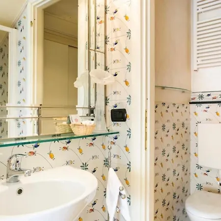 Apartment La Mansarda Al Mare Centro Storico Di Con Garage Loano