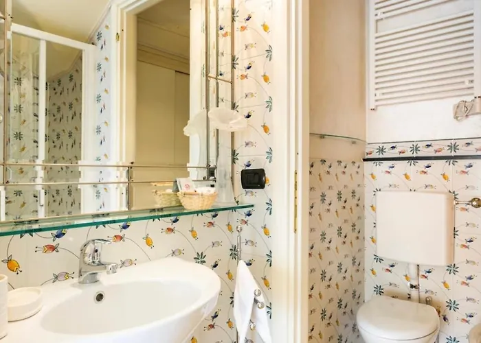 Apartamento La Mansarda Al Mare Centro Storico Di Con Garage Loano