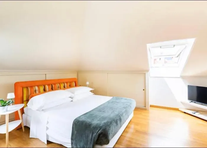 Apartamento La Mansarda Al Mare Centro Storico Di Con Garage Loano